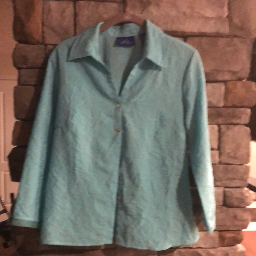 Nice wrinkle material 3/4 sleeves great condition non smoke home